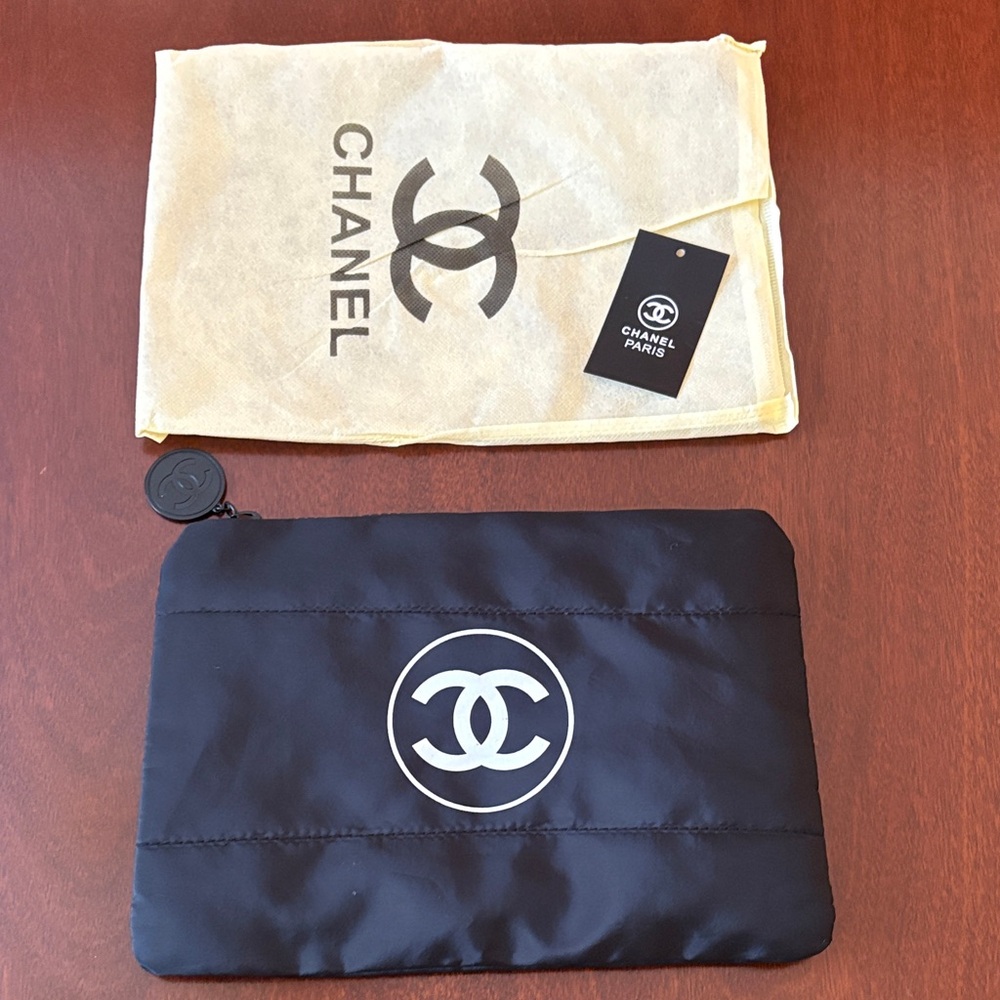 CHANEL quilted make-up pouch organizer - new